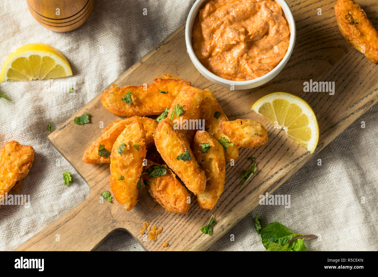 Hausgemachte Frittierte Halloumi Pommes mit Joghurt Dip Stockfoto