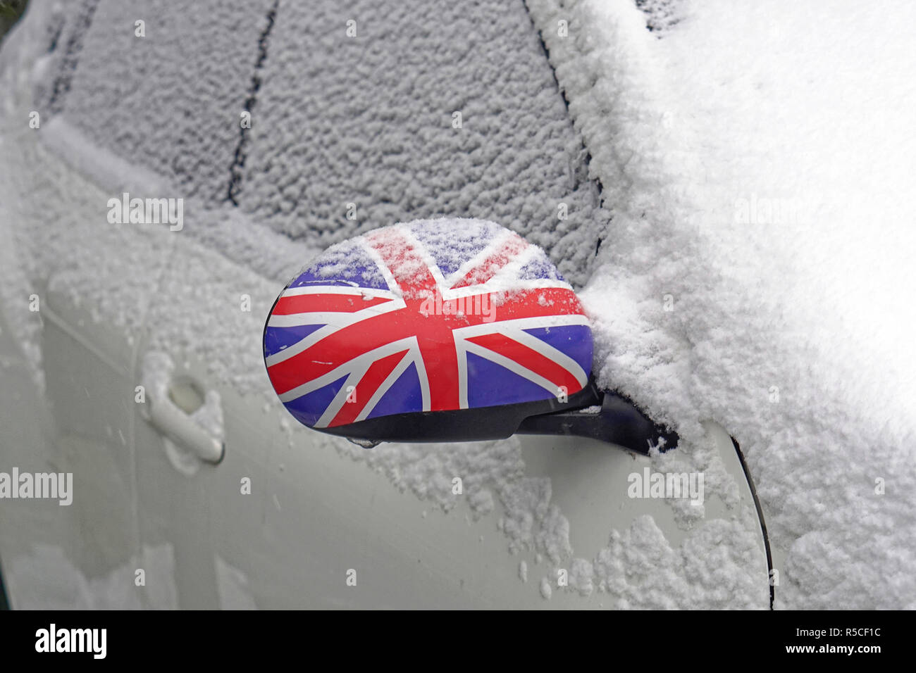 Schnee am Fahrzeug in Großbritannien Stockfoto
