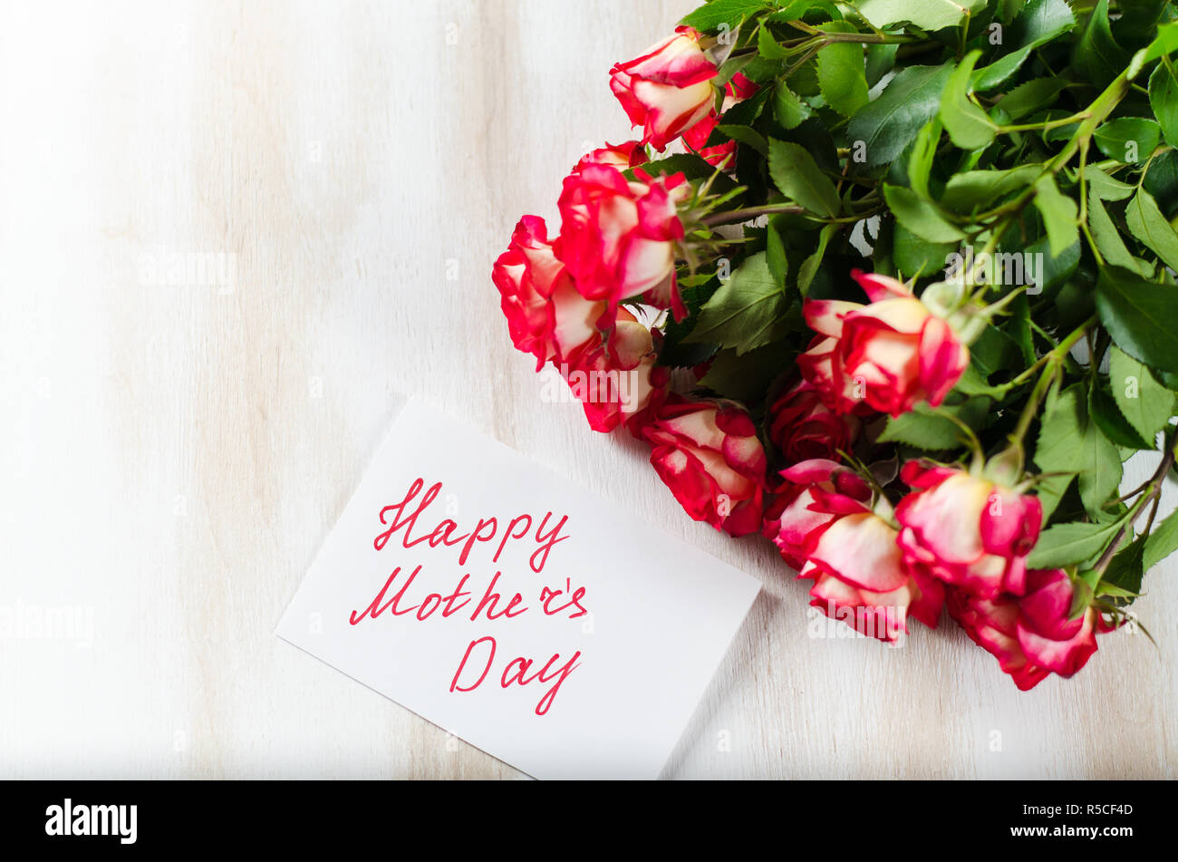 Happy Mother's Day Konzept -- Post Karte mit roten Rosen. Stockfoto
