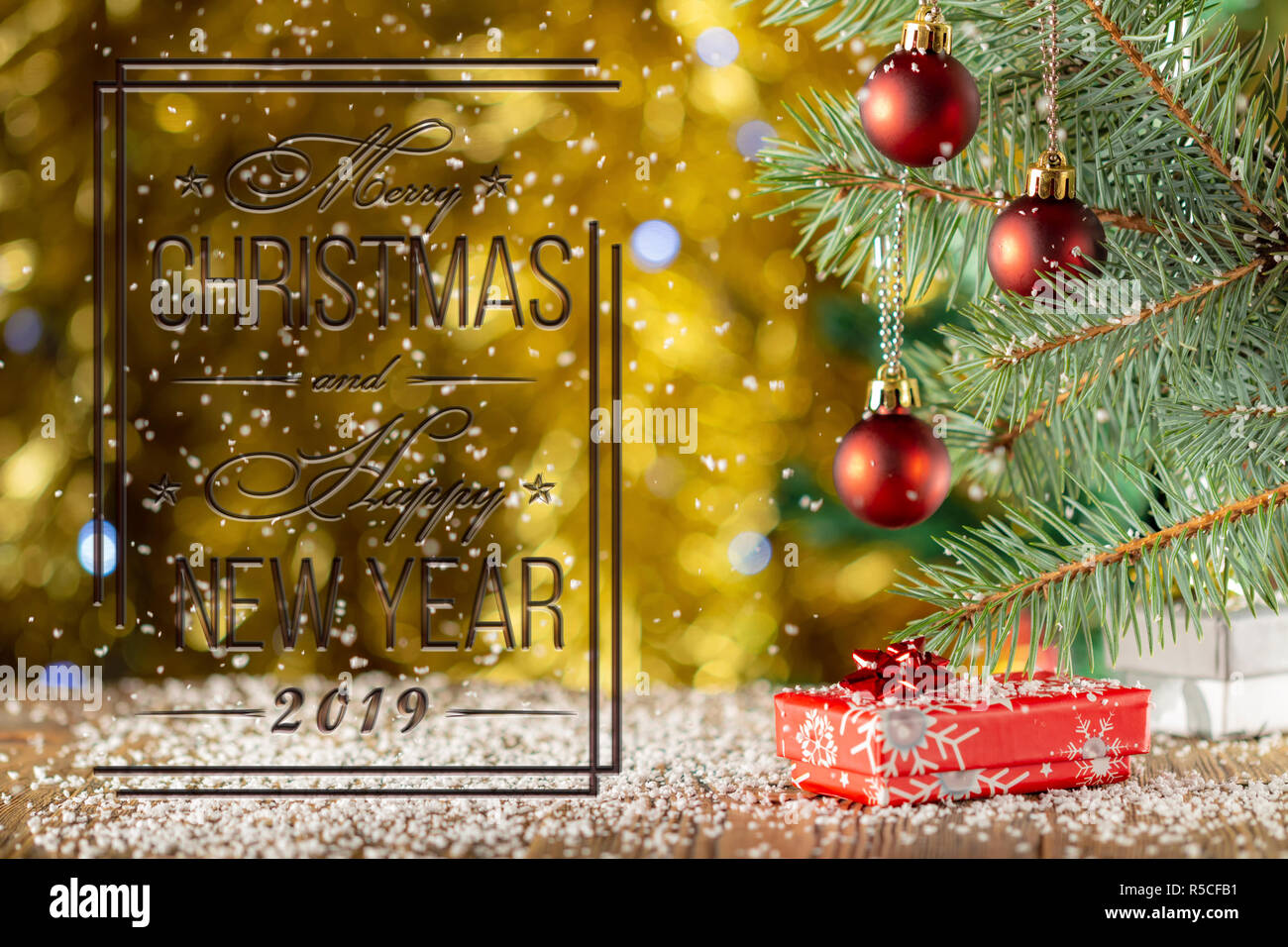 Roten Weihnachtskugeln auf verschwommenen Hintergrund. Weihnachtskarte. Fallenden Schnee. Stockfoto