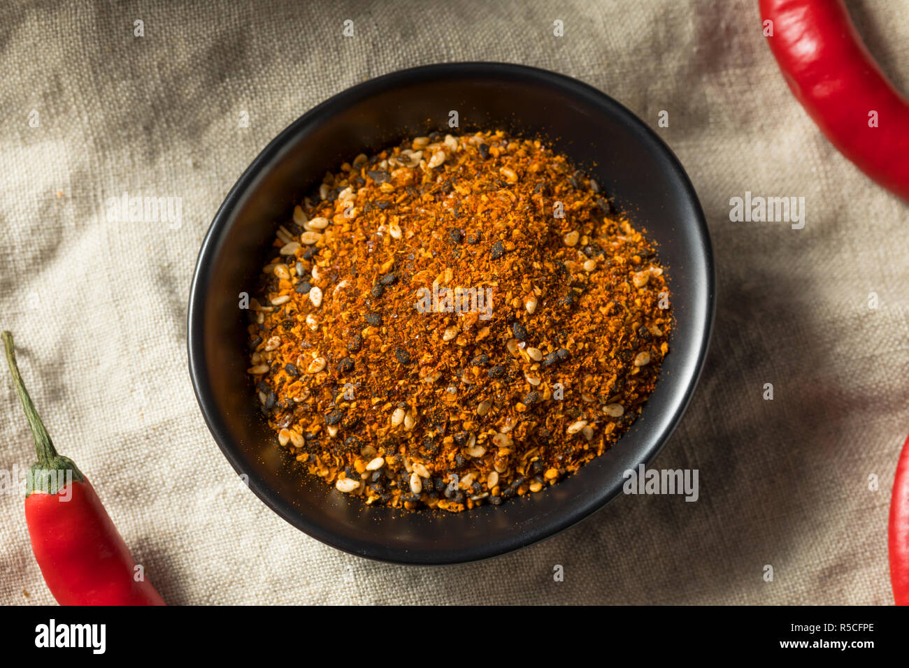 Organische Japanische sieben Spice Shichimi in eine Schüssel geben. Stockfoto