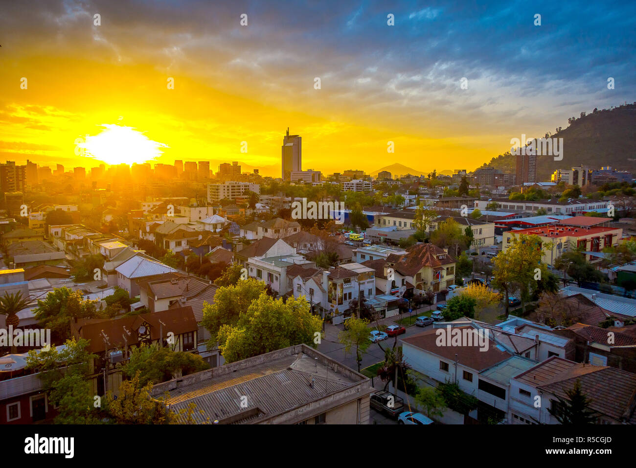 Eyriel Aussicht auf die Hauptstadt Santiago de Chile im Sonnenuntergang, Chile, Südamerika Stockfoto
