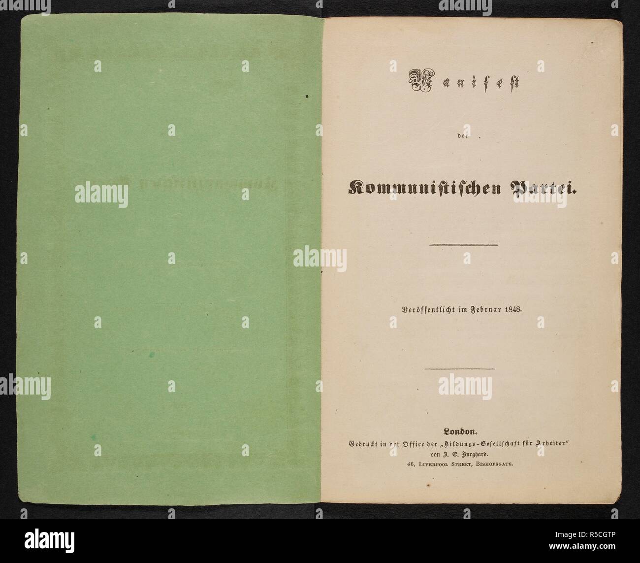 Titelseite des Comminist Manifest von Karl Marx und Friedrich Engels geschrieben. Manifest der Kommunistischen Partei. VeroÌˆffentlicht im Februar 1848. London: gedruckt im Büro der "bildungs-gesellschaft fuÌˆr Arbeiter' von J.E.Burghard, [1848]. Quelle: C 194 b 289 Titel Seite. Stockfoto