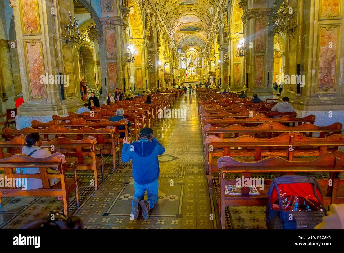 SANTIAGO, CHILE, Oktober 09, 2018: Unbekannter Menschen beten am Inneren der Kathedrale von Santiago de Compostela, das endgültige Ziel für Pilger zu Fuß entlang der weltberühmten Camino de Santiago Stockfoto