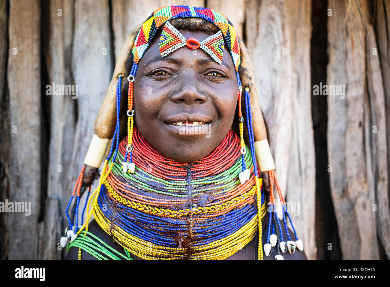 Porträt einer Muila Frau mit traditionellen Ornamenten und Frisur. Stockfoto