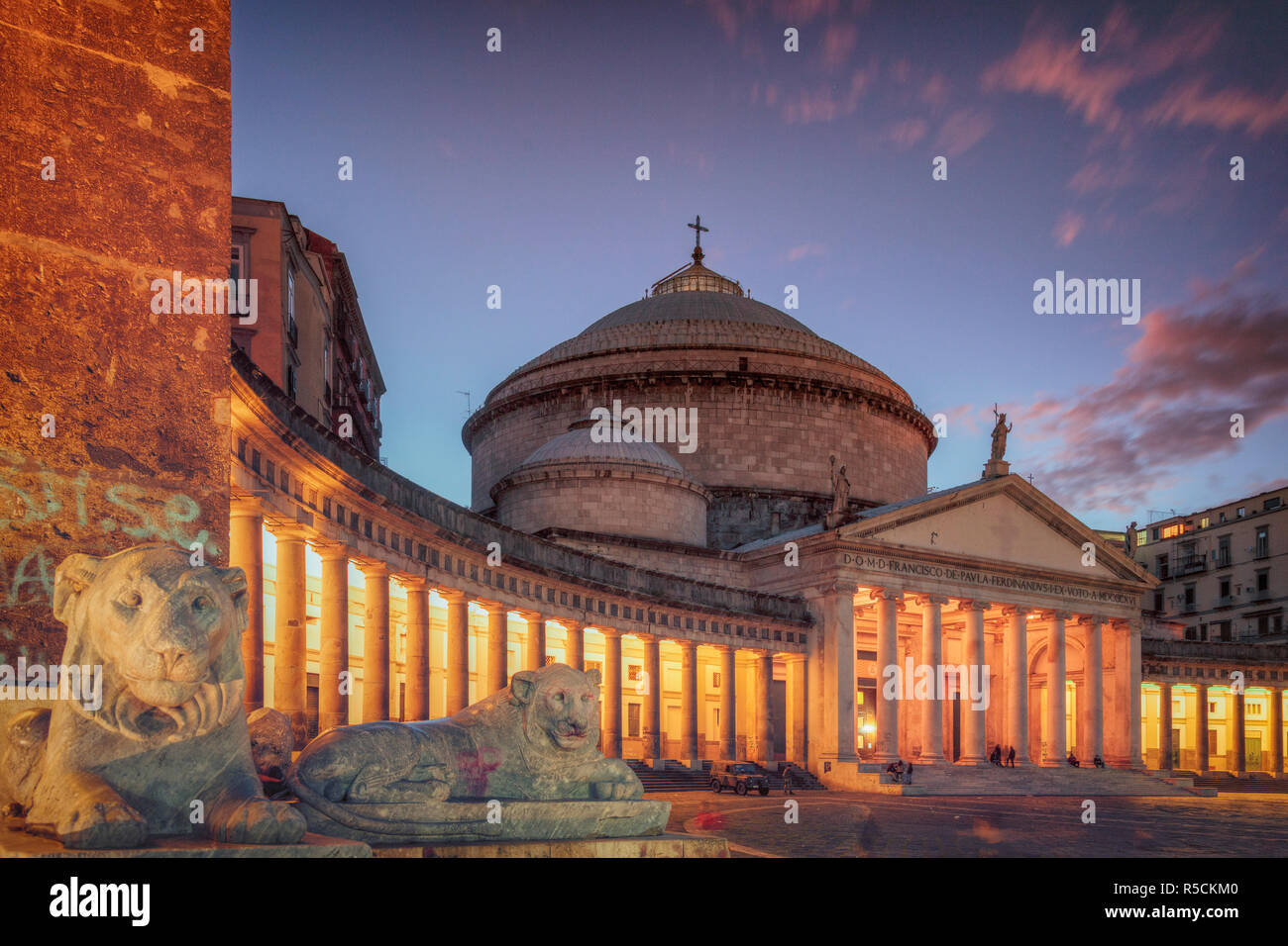 Italien, Neapel, Piazza del Plebiscito und Kirche von S. Francesco Di Paola Stockfoto