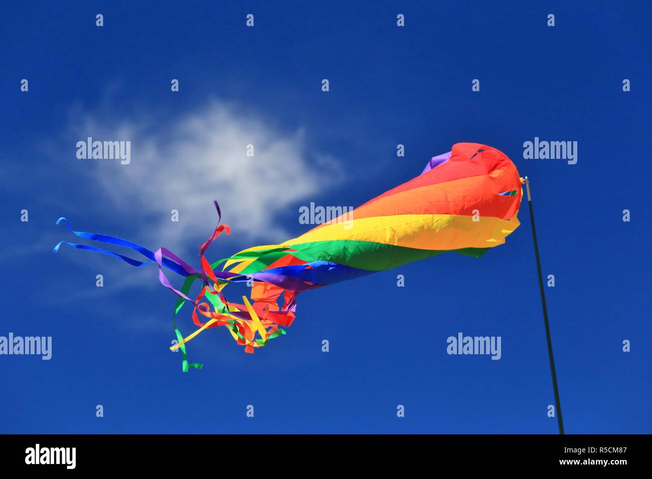 Regenbogenfarbige Windsack fliegen in den Wind Stockfoto