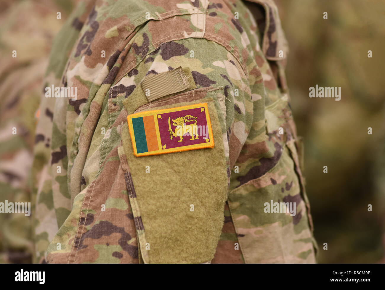 Flagge von Sri Lanka auf Soldaten arm (Collage). Stockfoto