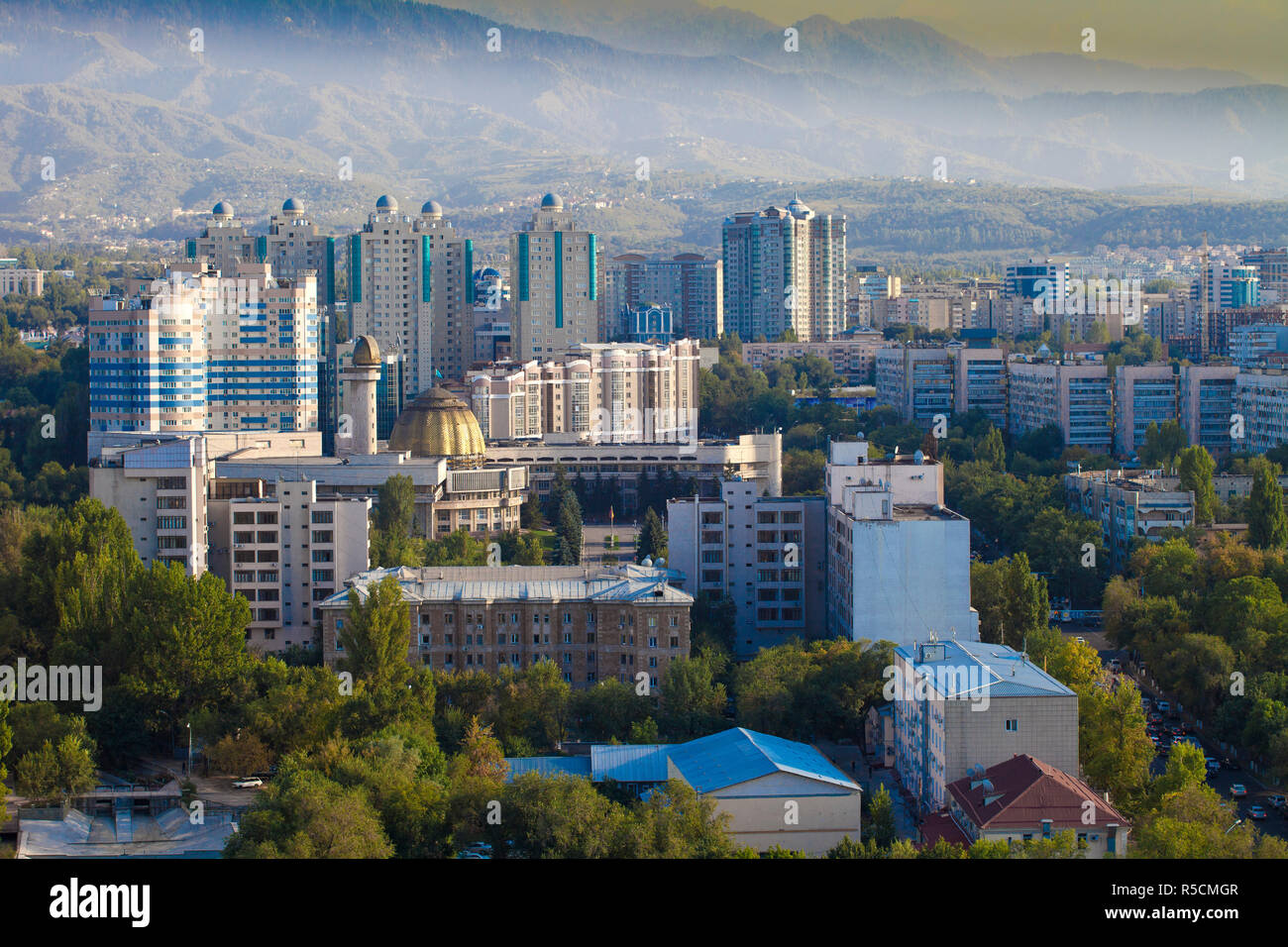 Kasachstan, Almaty, Ansicht von Almaty Stadt aus Kok-Tobe Stockfoto