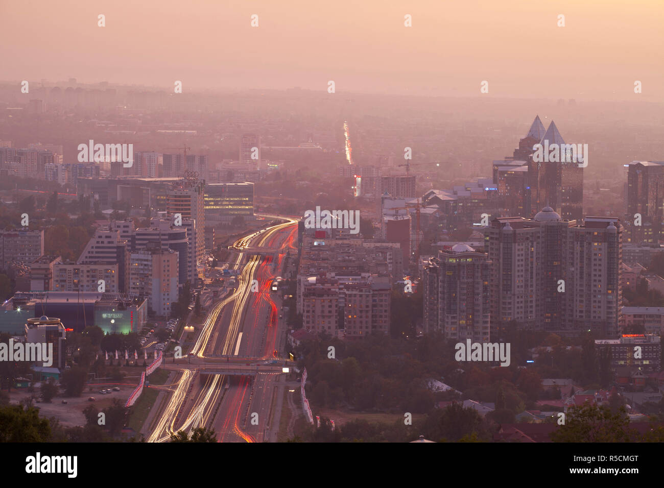 Kasachstan, Almaty, Ansicht von Almaty Stadt aus Kok-Tobe Stockfoto