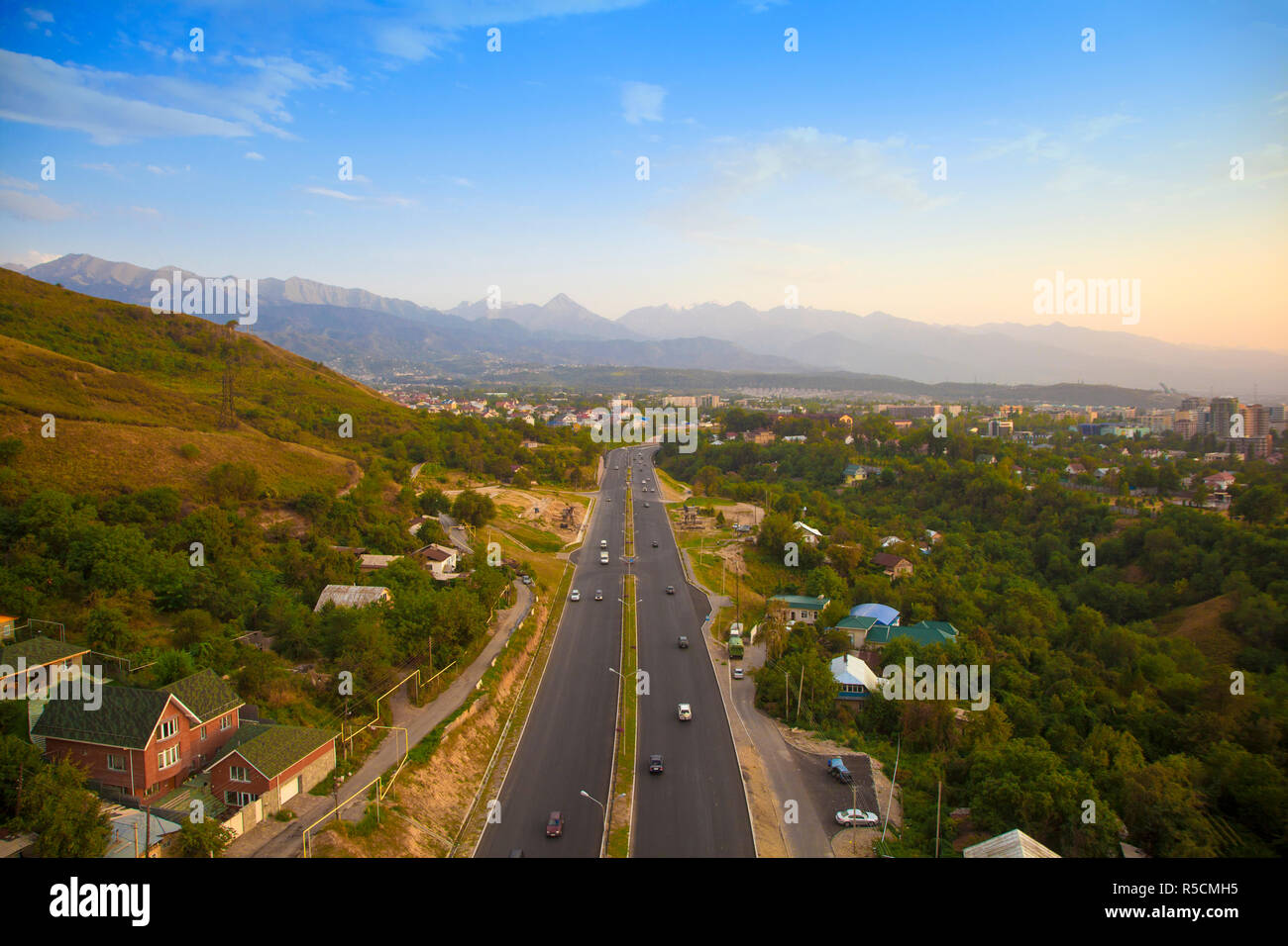 Kasachstan, Almaty, Ansicht von Almaty aus Kok-Tobe Seilbahn Stockfoto
