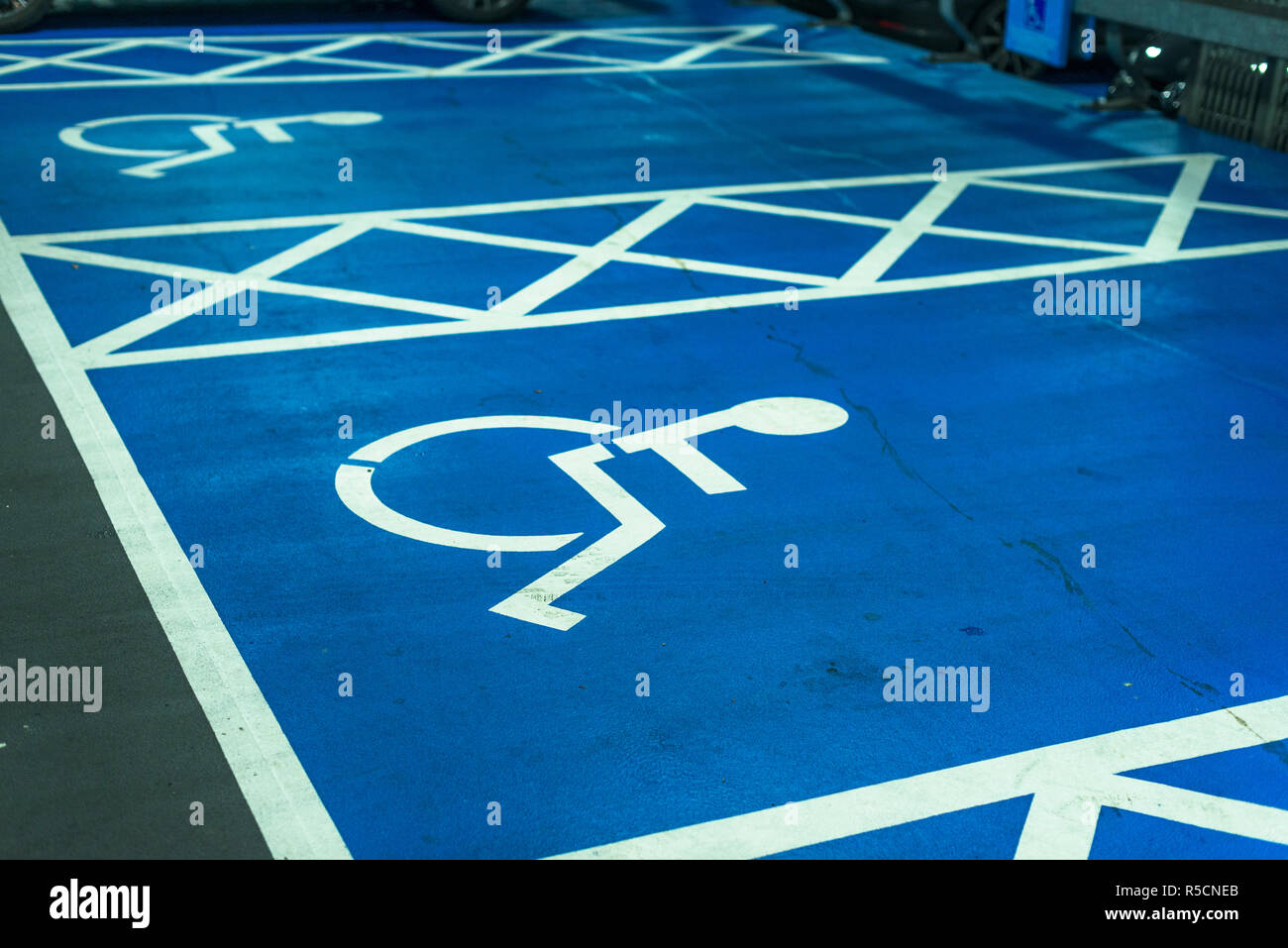 Blue Badge Parkplatz in Cambridge Shopping Centre, Vereinigtes Königreich. Stockfoto