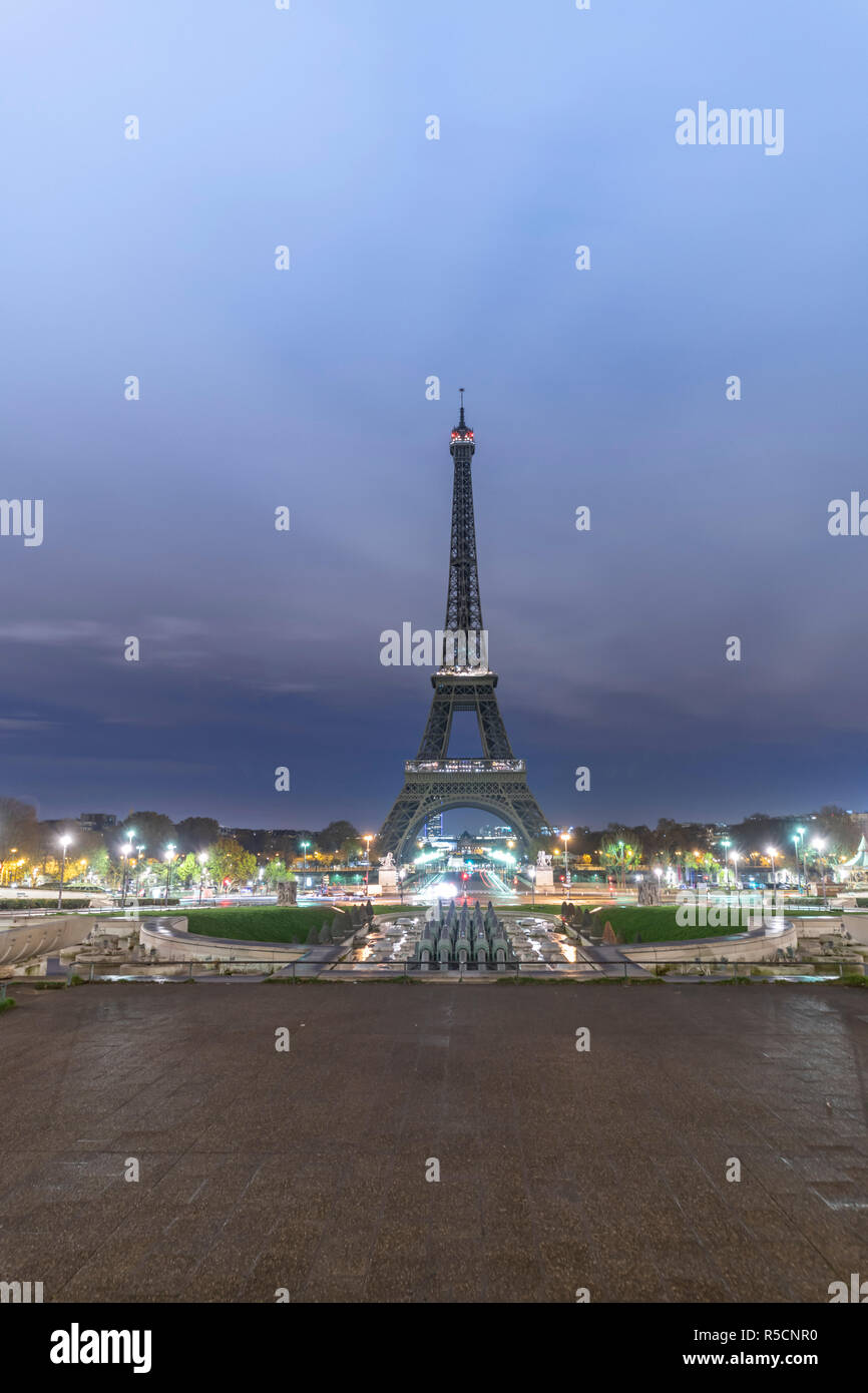 Sonnenaufgang auf dem Eiffelturm Reflexion über das Trocadero Brunnen Wasser in Paris, eines der meistbesuchten Gebäude von den Touristen Stockfoto