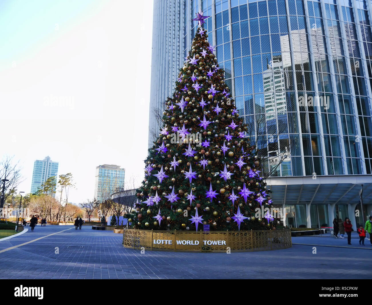 Weihnachten Pine Tree in der Nähe von Lotte World Tower. Stadt Seoul, Südkorea. Dezember 2017 Stockfoto