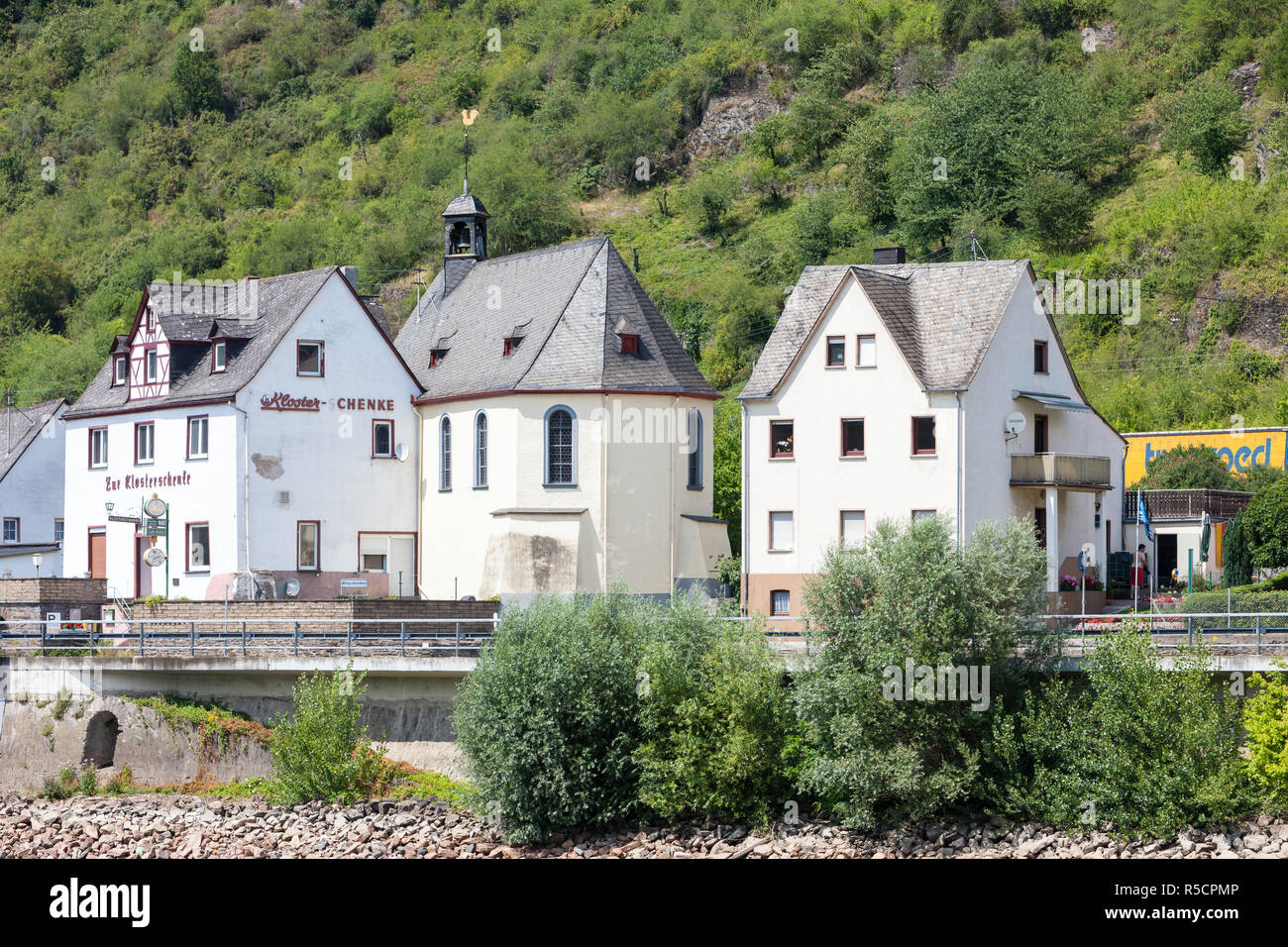 Rhein, Deutschland. St. Sebastian Katholische Kirche, Eingang durch ein Pub (Gasthaus), in der Nähe von wellmich. Stockfoto