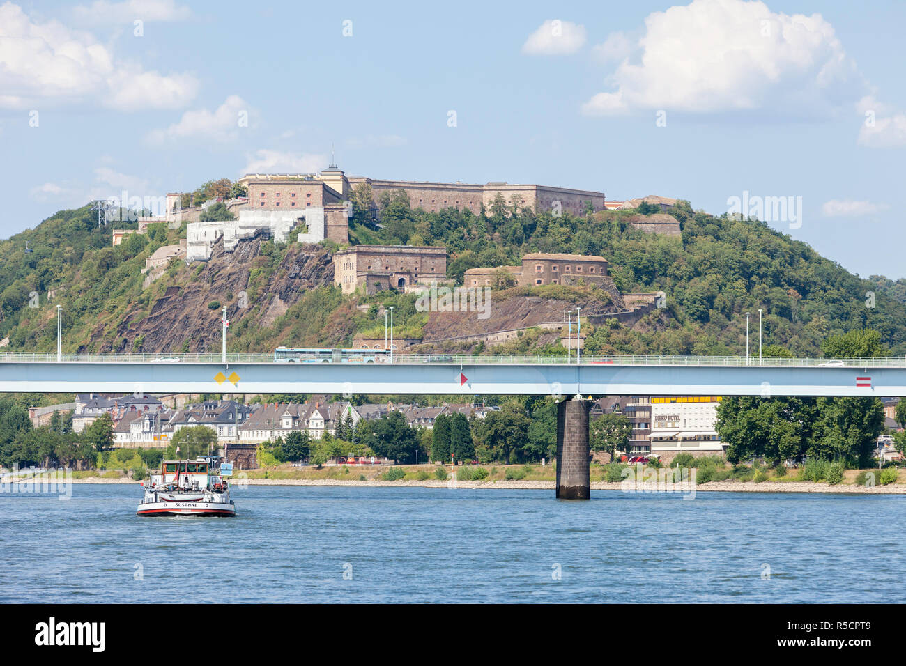 Schloss Ehrenbreitstein, Koblenz, Rhein, Deutschland. Brücke führt auf der Bundesstraße B 49 über den Rhein. Stockfoto