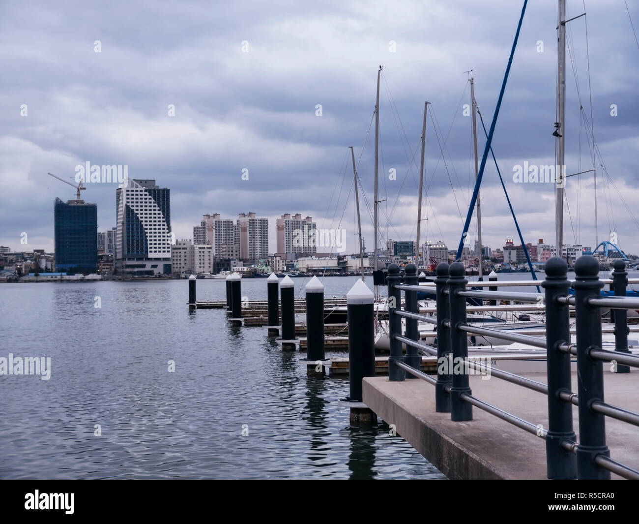 Boote in der Bucht von Sokcho City. Südkorea Stockfoto