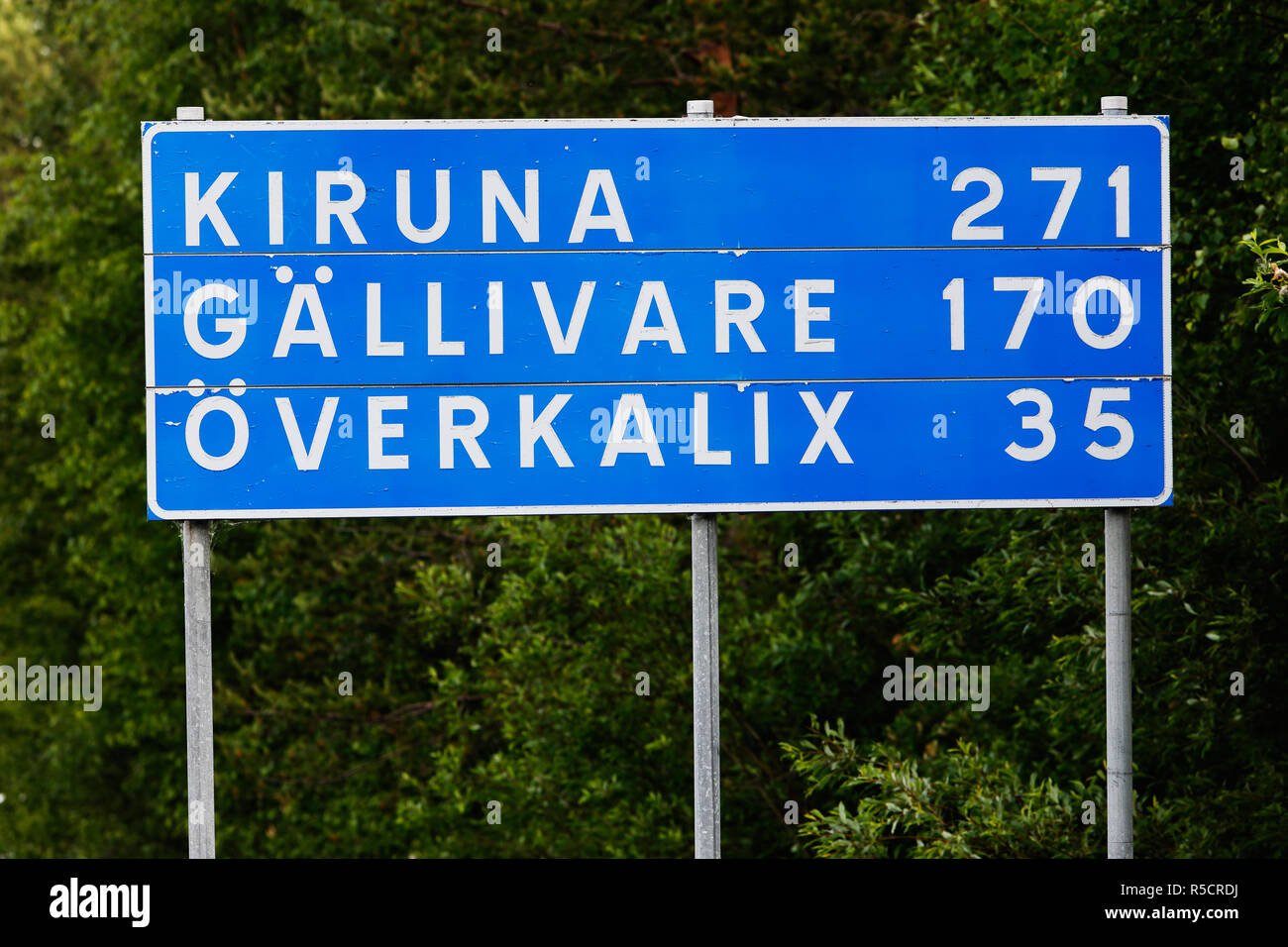 Schild mit Entfernungen zu den Städten Schwedens, Kiruna, Gallevare und Overkalix im nördlichen Teil des Landes. Stockfoto