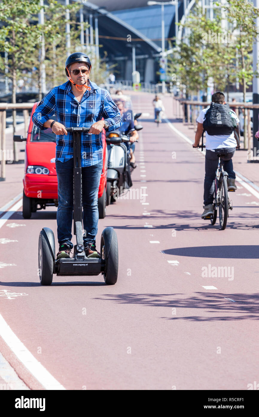 Amsterdam, Niederlande. Pendler mit Fahrrad Lane für das Reiten auf Segway. Stockfoto