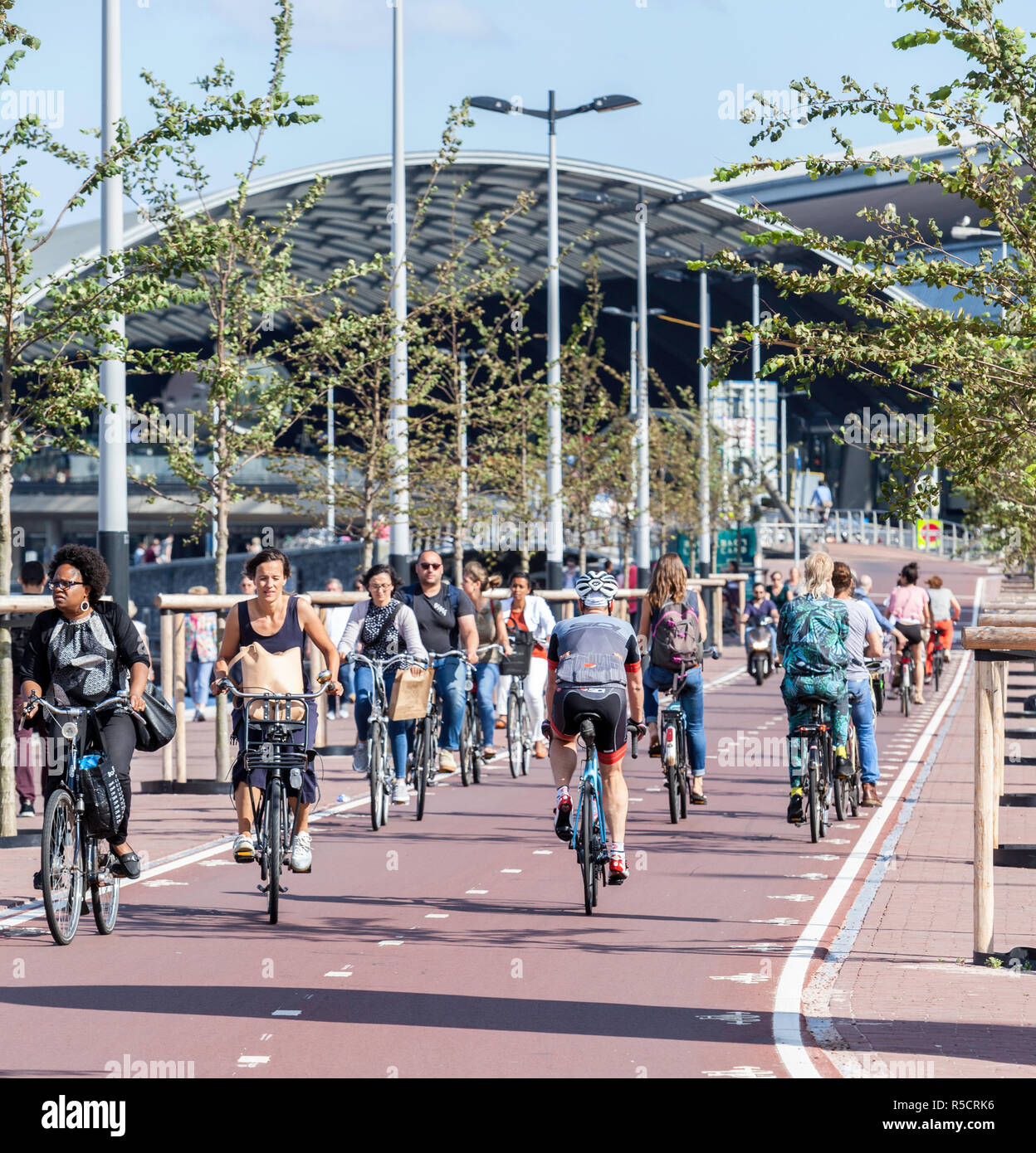 Amsterdam, Niederlande. Pendler mit Fahrrad Lane für das Reiten. Stockfoto