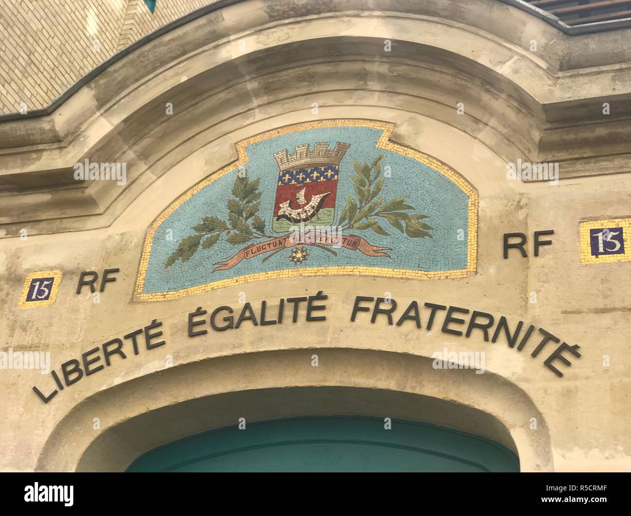 Paris, Frankreich. Motto der französischen Revolution: Freiheit, Gleichheit, Brüderlichkeit. Stockfoto