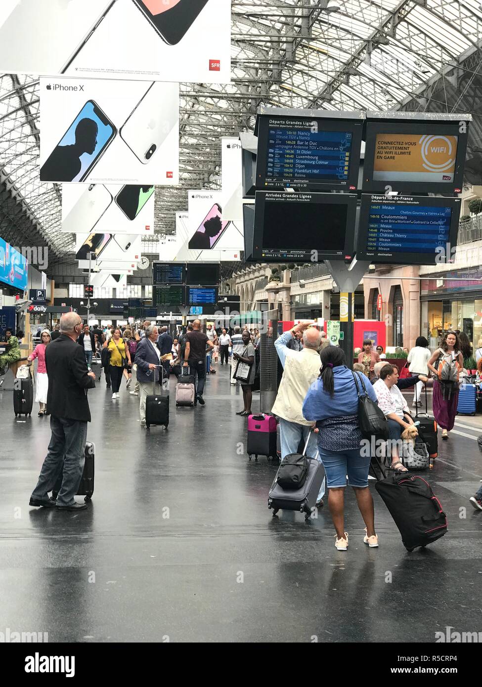 Paris, Frankreich. Die Menschen warten auf den Zügen, Gare de l'Est. Stockfoto