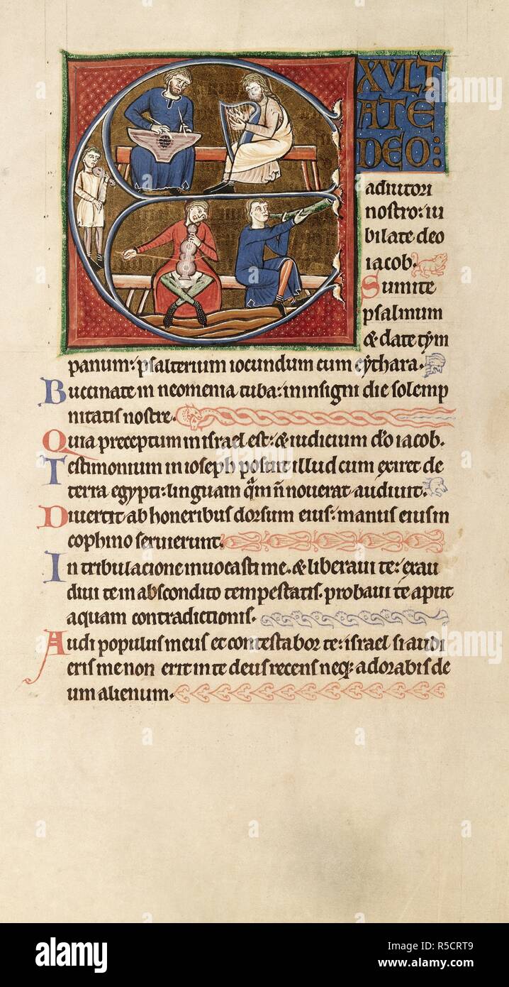 Psalm 80, beginnend mit der ersten 'E', fünf Musiker spielen von Instrumenten wie Harfe, Psalterium, Geige und Horn. Psalter und Stunden. England [Oxford]; ca. 1200-1210. Quelle: Arundel 157, w.71 v. Sprache: Latein. Stockfoto