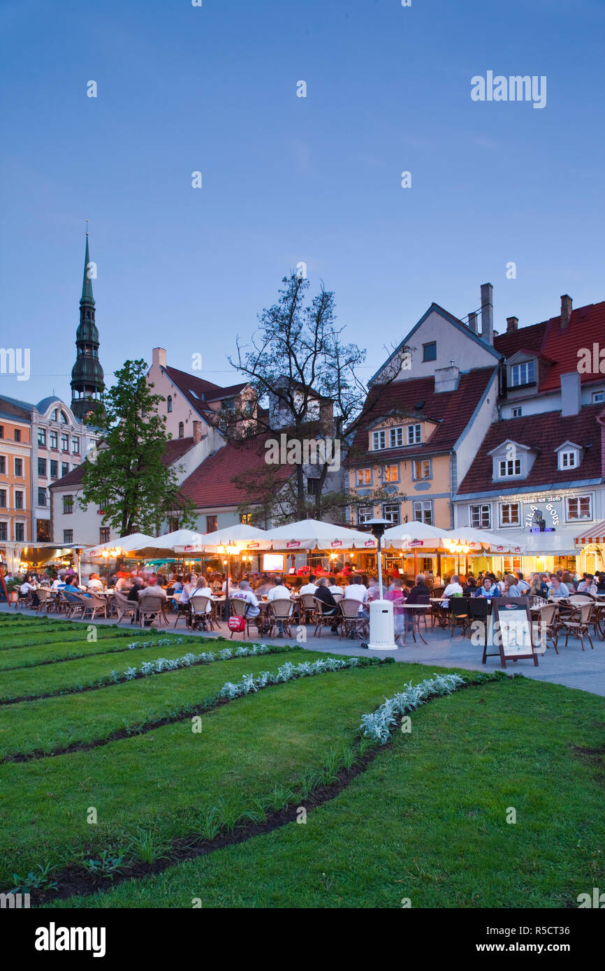 Lettland, Riga, Riga, livu Laukums Square Cafés, Dämmerung Stockfoto