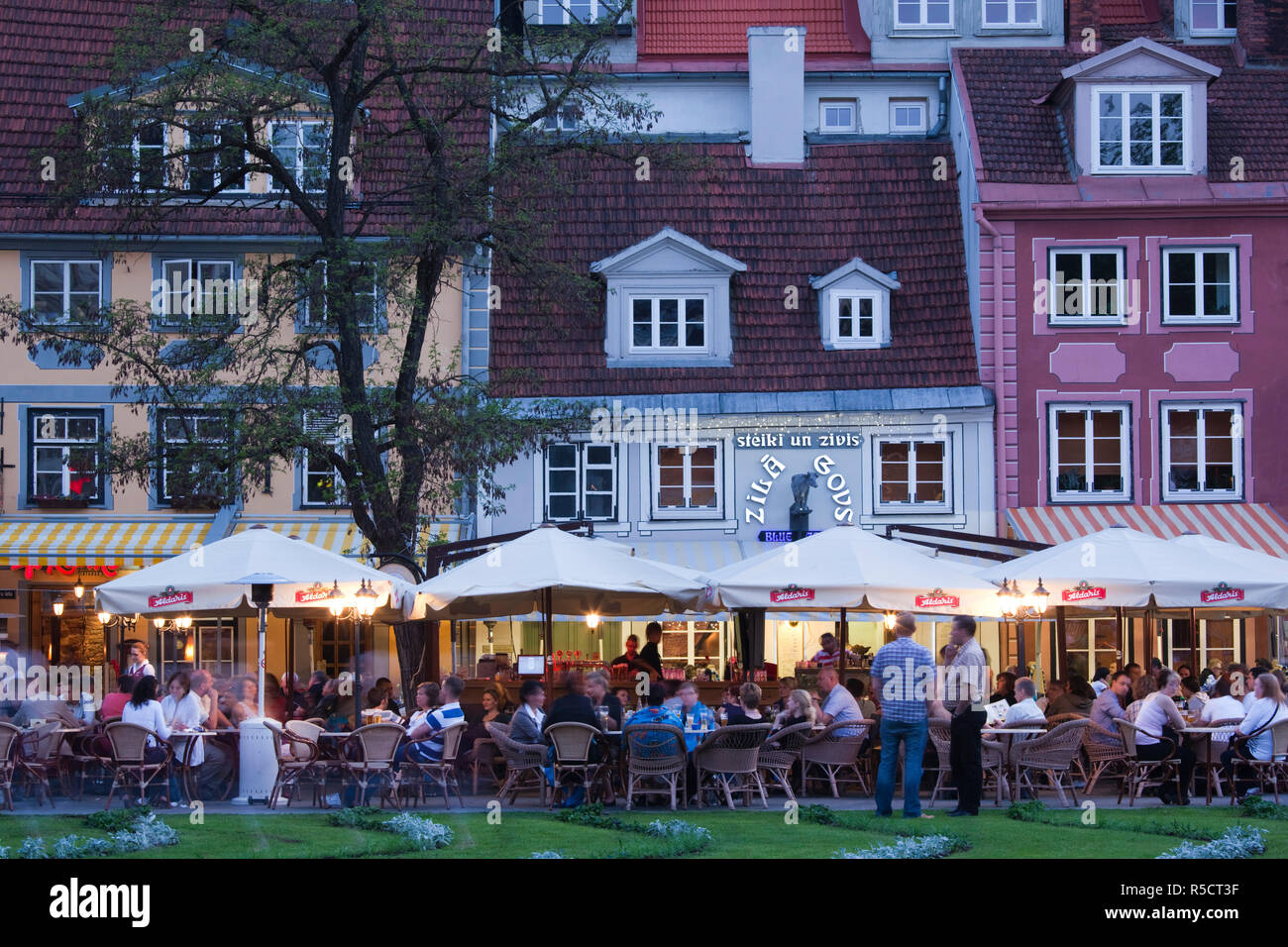 Lettland, Riga, Riga, livu Laukums Square Cafés, Dämmerung Stockfoto