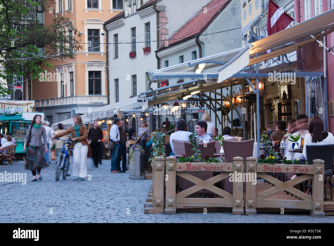Lettland, Riga, Riga, livu Laukums Square Cafés, Dämmerung Stockfoto