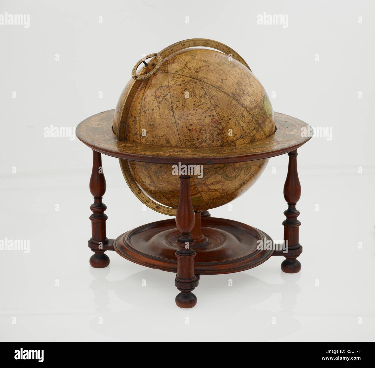 Himmelsglobus. Eine neue himmlische Welt / von Richard Cushee. [London?]: Richard Cushee, 1730. Auf einem vierbeinigen Stand aus Holz mit Messing und Holz- horizont Meridian Ring Ring montiert. Formen ein Paar mit terrestrischen Richard Cushee's Globe, 1730. Physische Beschreibung: 1 Globus: Col. ; 26 cm, Durchm.; Maßstab nicht gegeben. Quelle: Karten G. 14a. Stockfoto