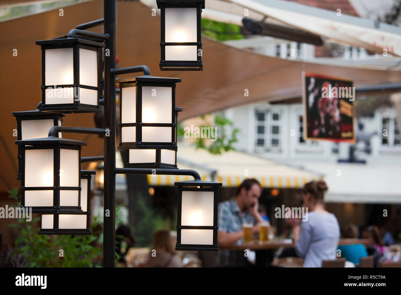 Lettland, Riga, Riga, Cafés auf livu Lukums Square Stockfoto