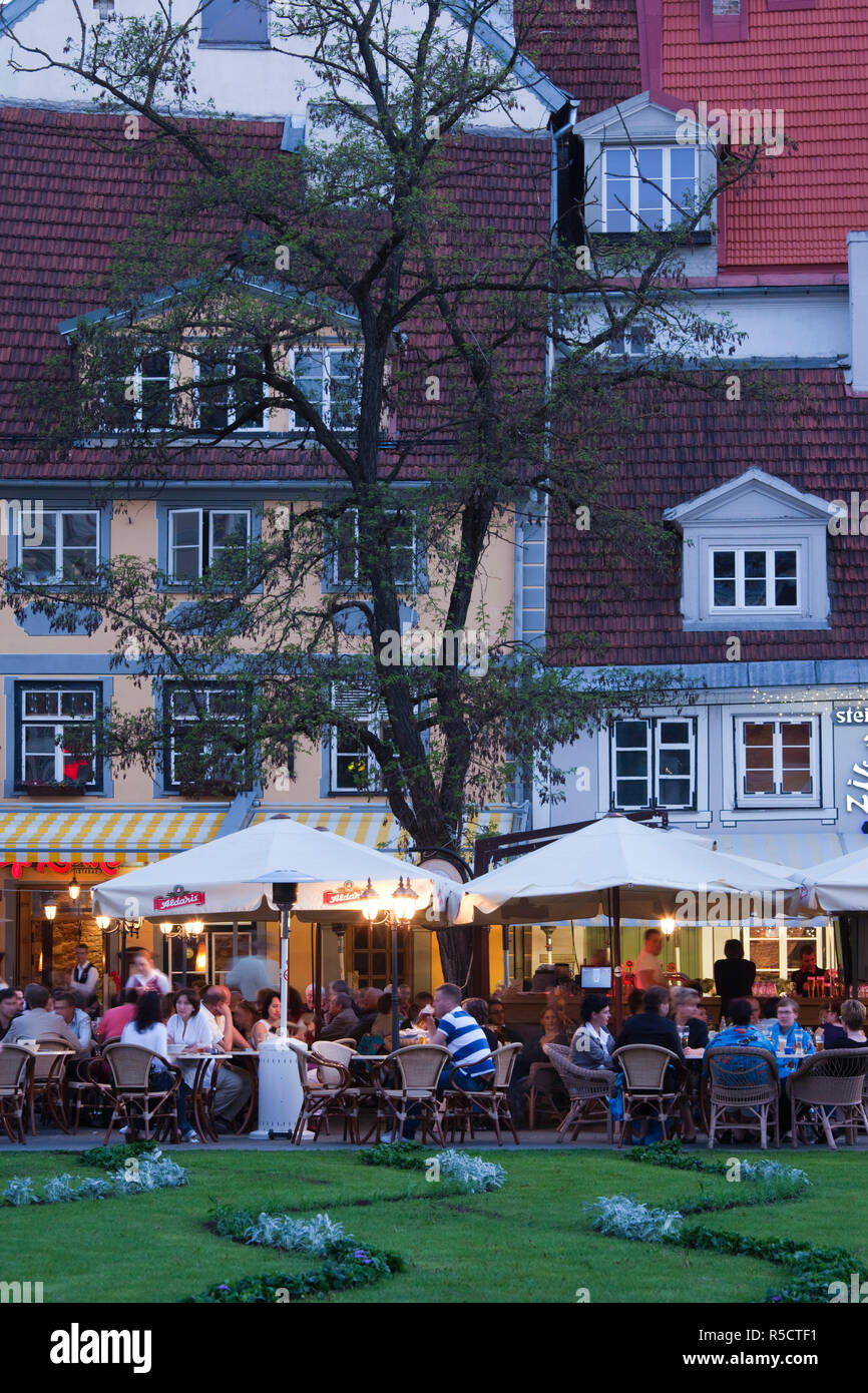 Lettland, Riga, Riga, livu Laukums Square Cafés, Dämmerung Stockfoto