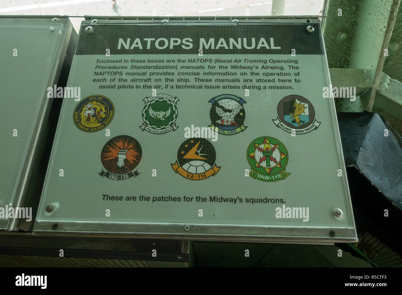 Die NATOPS Handbuch Information Board (Naval Air Training Operating Procedures) mit Midway squadron Patches, USS Midway Museum, San Diego, CA, USA. Stockfoto