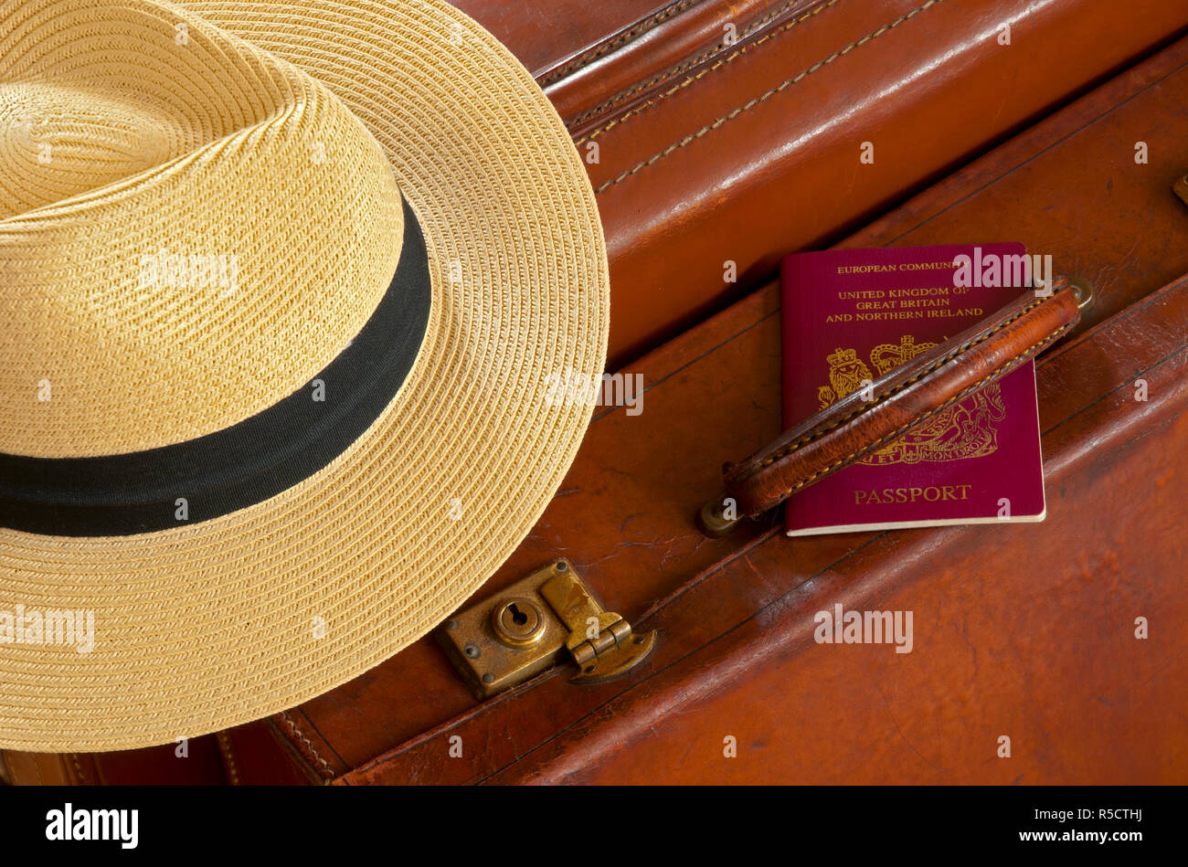 Vintage Leder Koffer mit Panama Hut und britischen Paß Stockfoto
