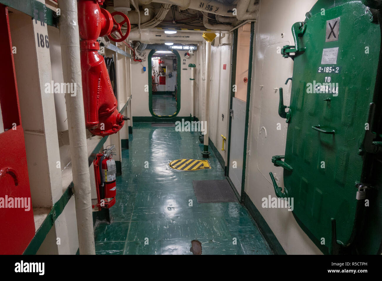 Allgemeine Ansicht, unter Deck Korridor an Bord der USS Midway Museum, San Diego, California, United States. Stockfoto