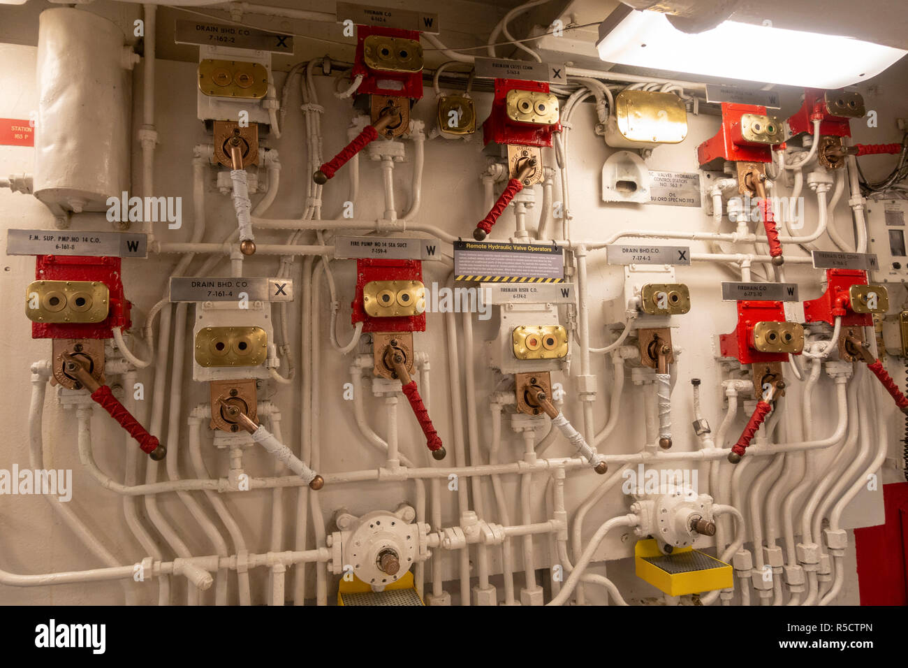 Entfernter Hydraulikventil Station, USS Midway Museum, San Diego, California, United States. Stockfoto