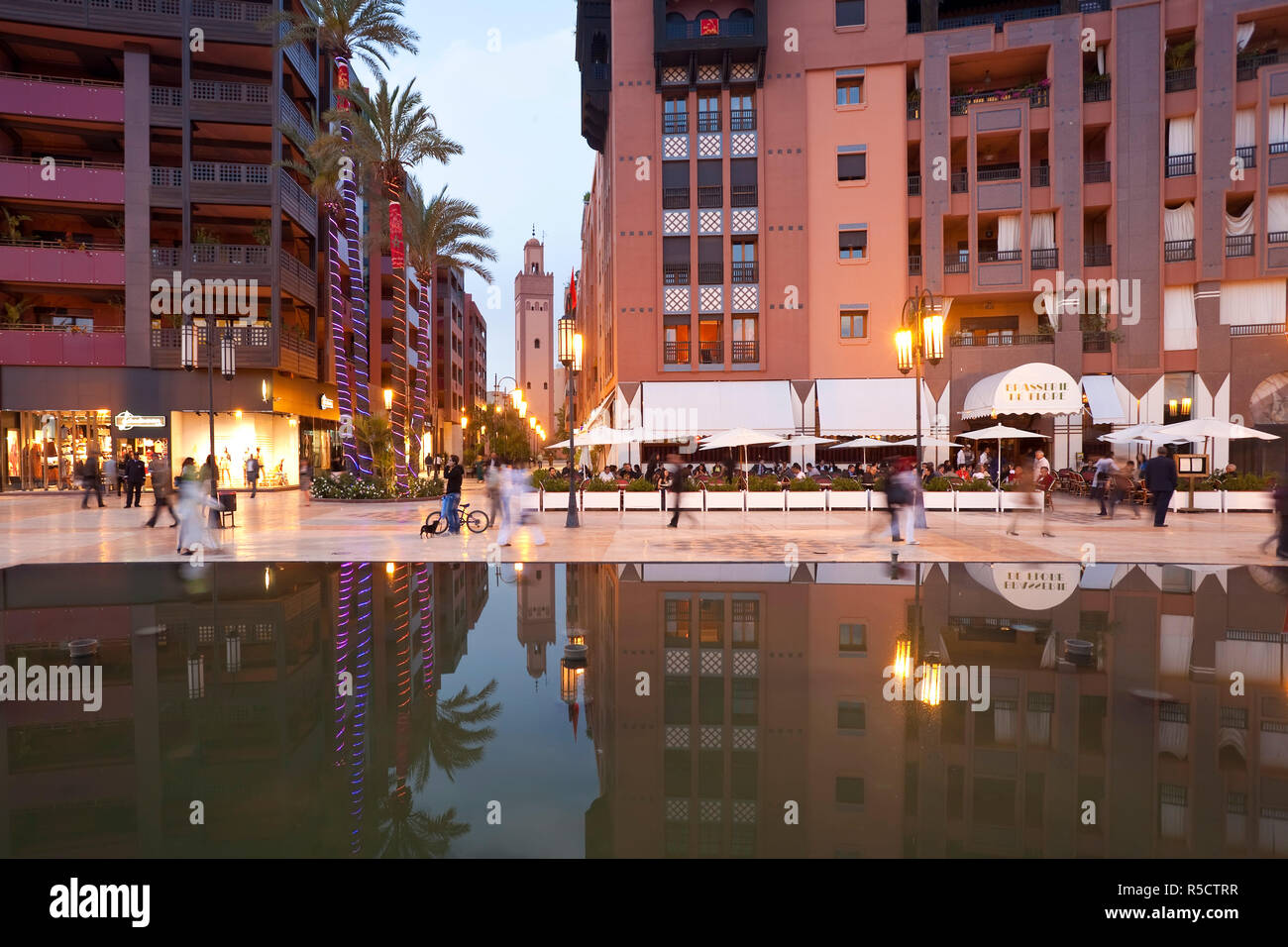 Neues Einkaufszentrum und Apartments in der wohlhabenden Gegend von Gueliz in Marrakesch, Marokko, Nordafrika Stockfoto