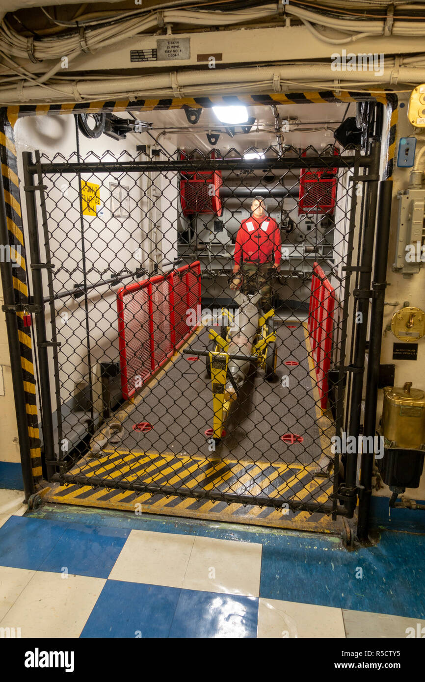 Untere Stufe Waffen Aufzug, USS Midway Museum, San Diego, California, United States. Stockfoto