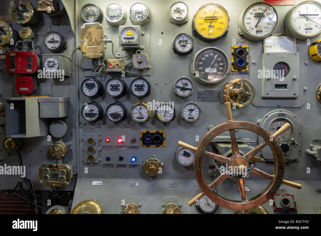 Control Panel im Maschinenraum, USS Midway Museum, San Diego, California, United States. Stockfoto