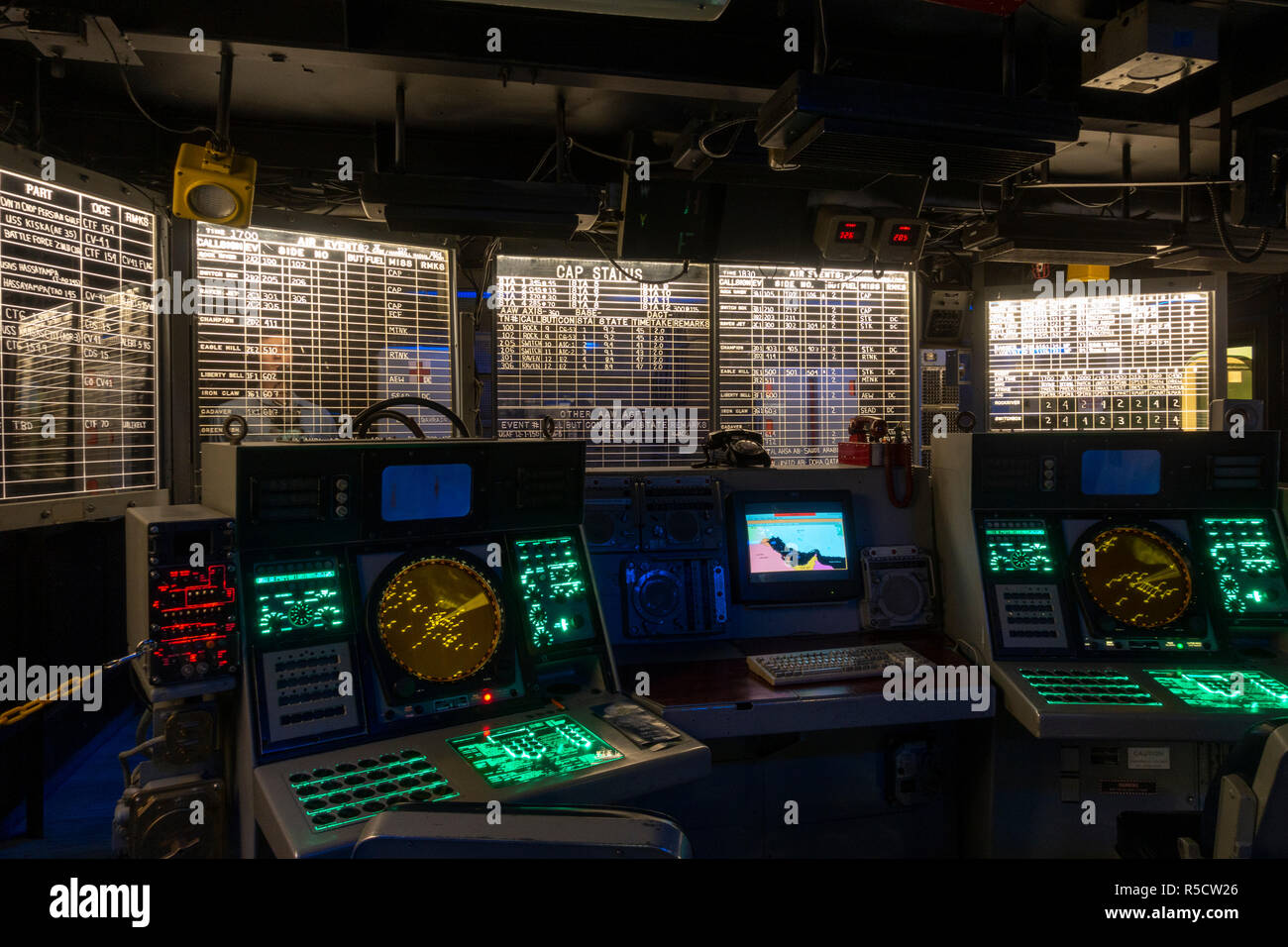 'Display & Entscheidung", Teil der Combat Information Center (CIC), USS Midway Museum, San Diego, California, United States. Stockfoto
