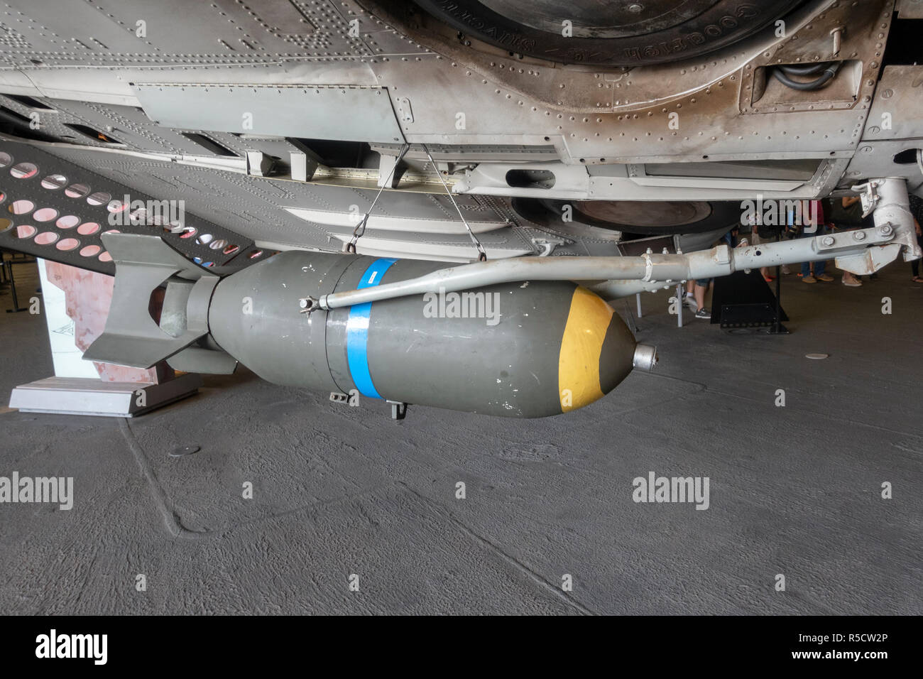 Bombe durch eine Douglas SBD Dauntless dive Bomber Aircraft, USS Midway Museum, San Diego, California, United States. Stockfoto