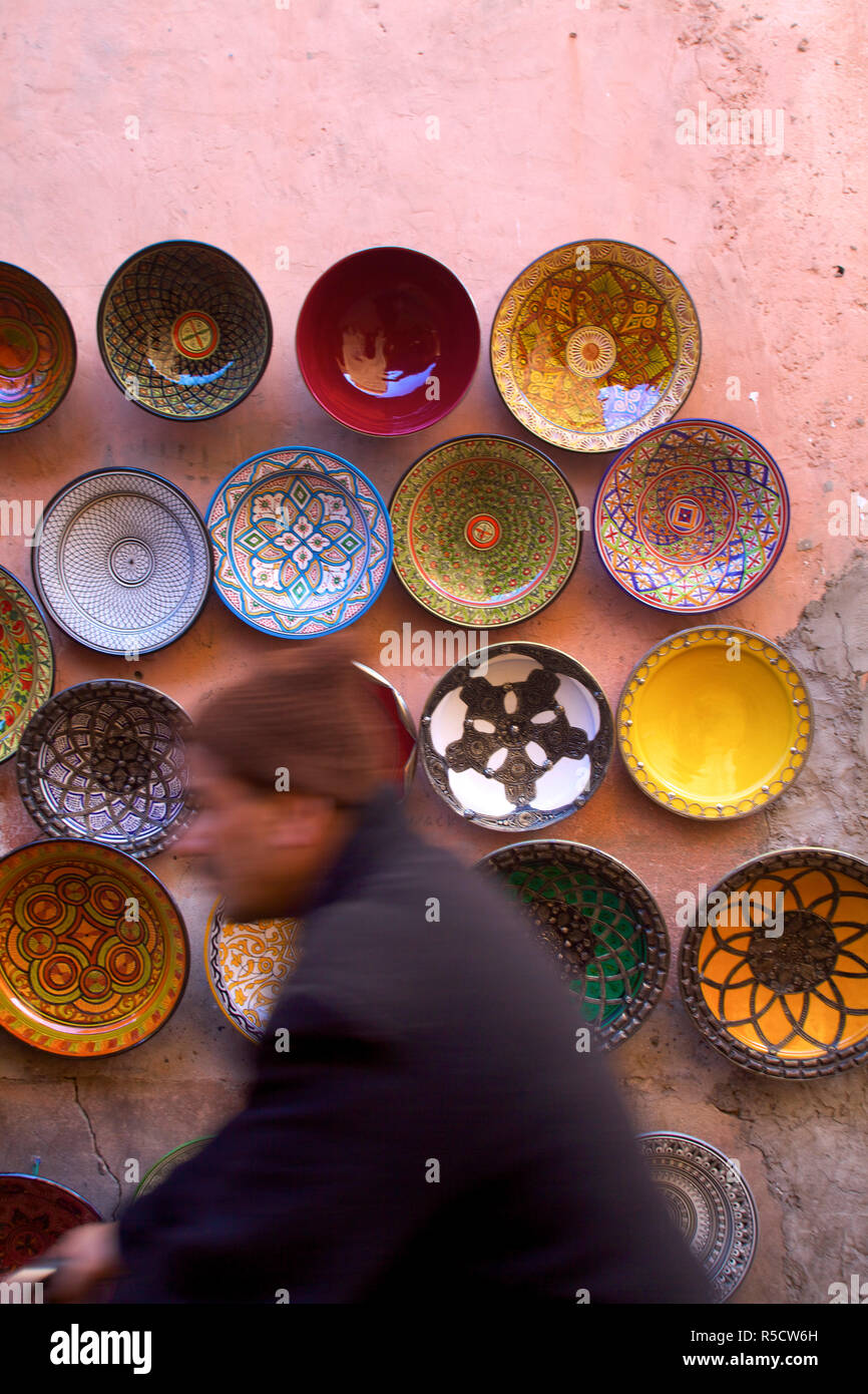 Straßenszene mit marokkanischen Keramik, Marrakesch, Marokko, Nordafrika Stockfoto