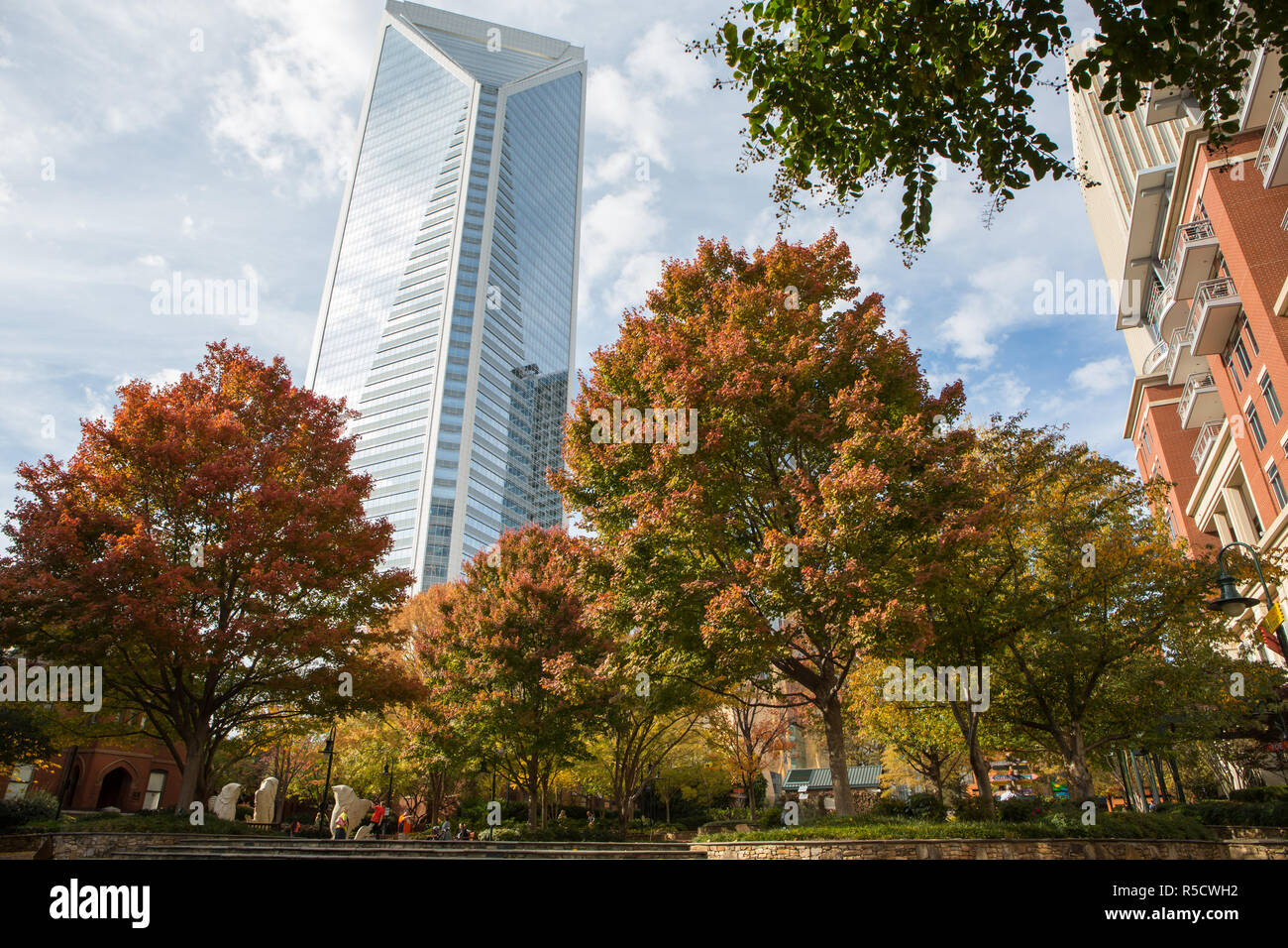 CHARLOTTE, NC - November 25, 2016: Blick auf die Duke Energy Center von den Grünen, ein städtischer Park in Uptown Charlotte, North Carolina. Stockfoto