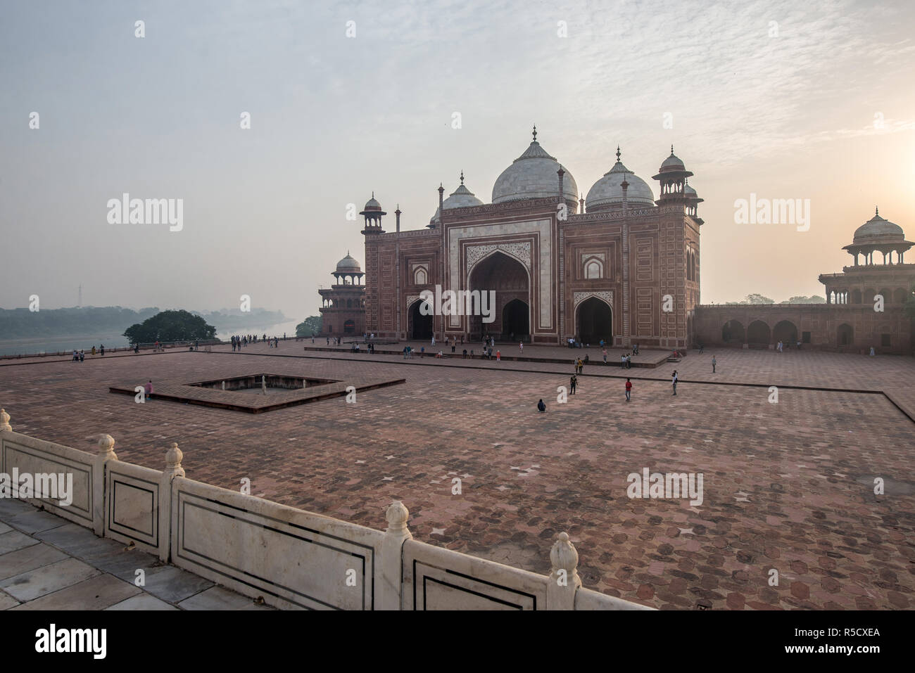Die Moschee mit Blick auf das Taj Mahal, Agra, Uttar Pradesh, Indien Stockfoto