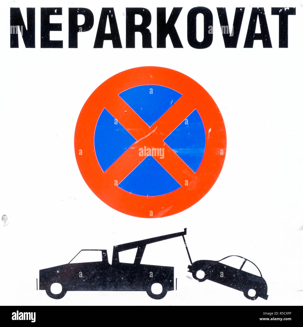 Mährisch-schlesischen kein Parkplatz Schild, Ausschnitt, mit einem Auto von einem Lkw abgeschleppt werden muss Stockfoto