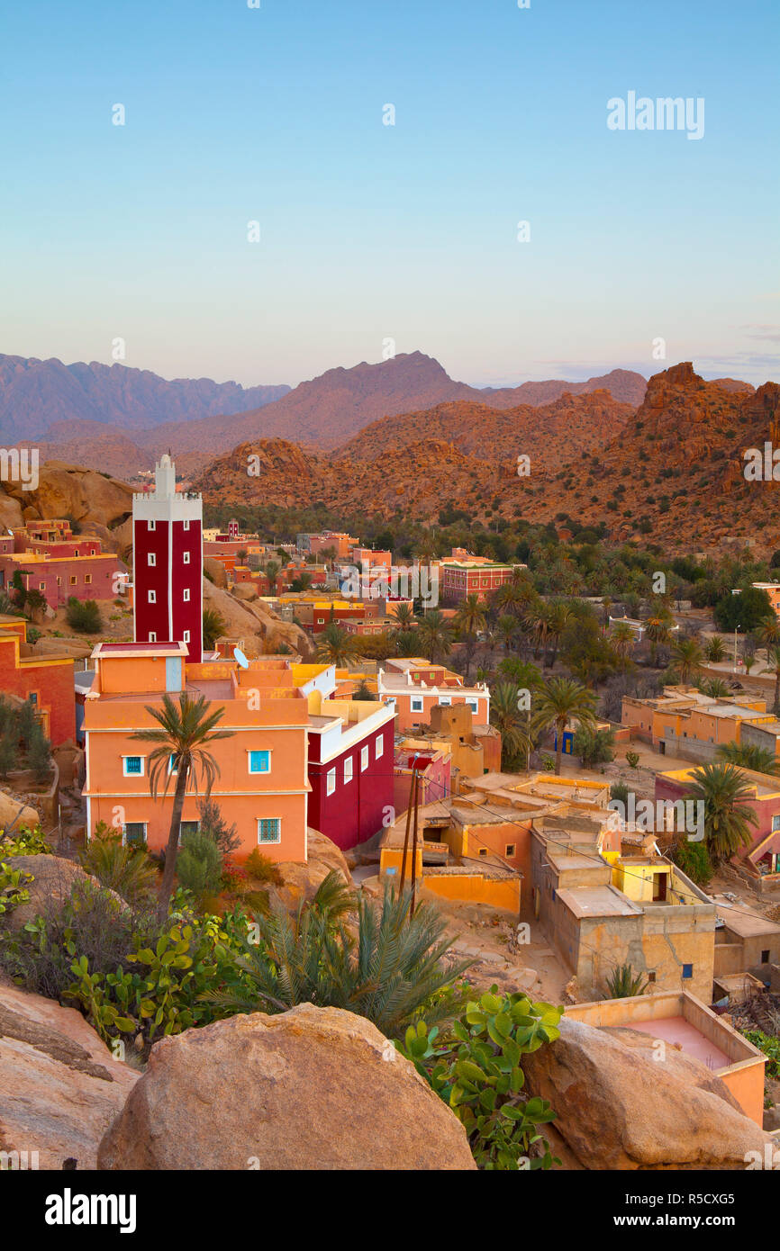 Erhöhte Ansicht über die Rote Moschee von Adai, Tafraoute, Anti Atlas, Marokko Stockfoto