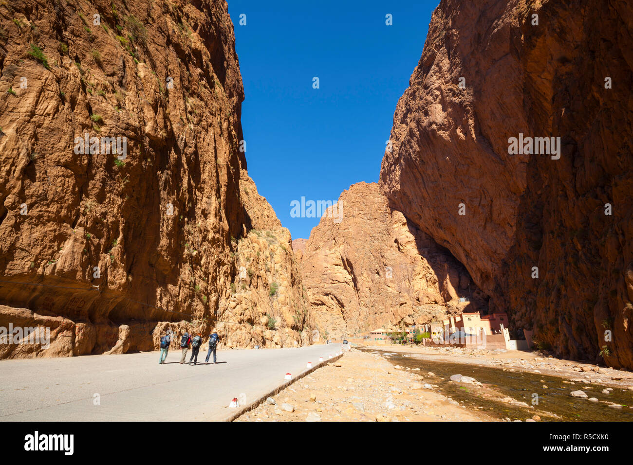 Restaurants & Hotels sitzen unter überhängenden Felsen in der dramatischen Todra-schlucht, Todra Schlucht, Marokko Stockfoto