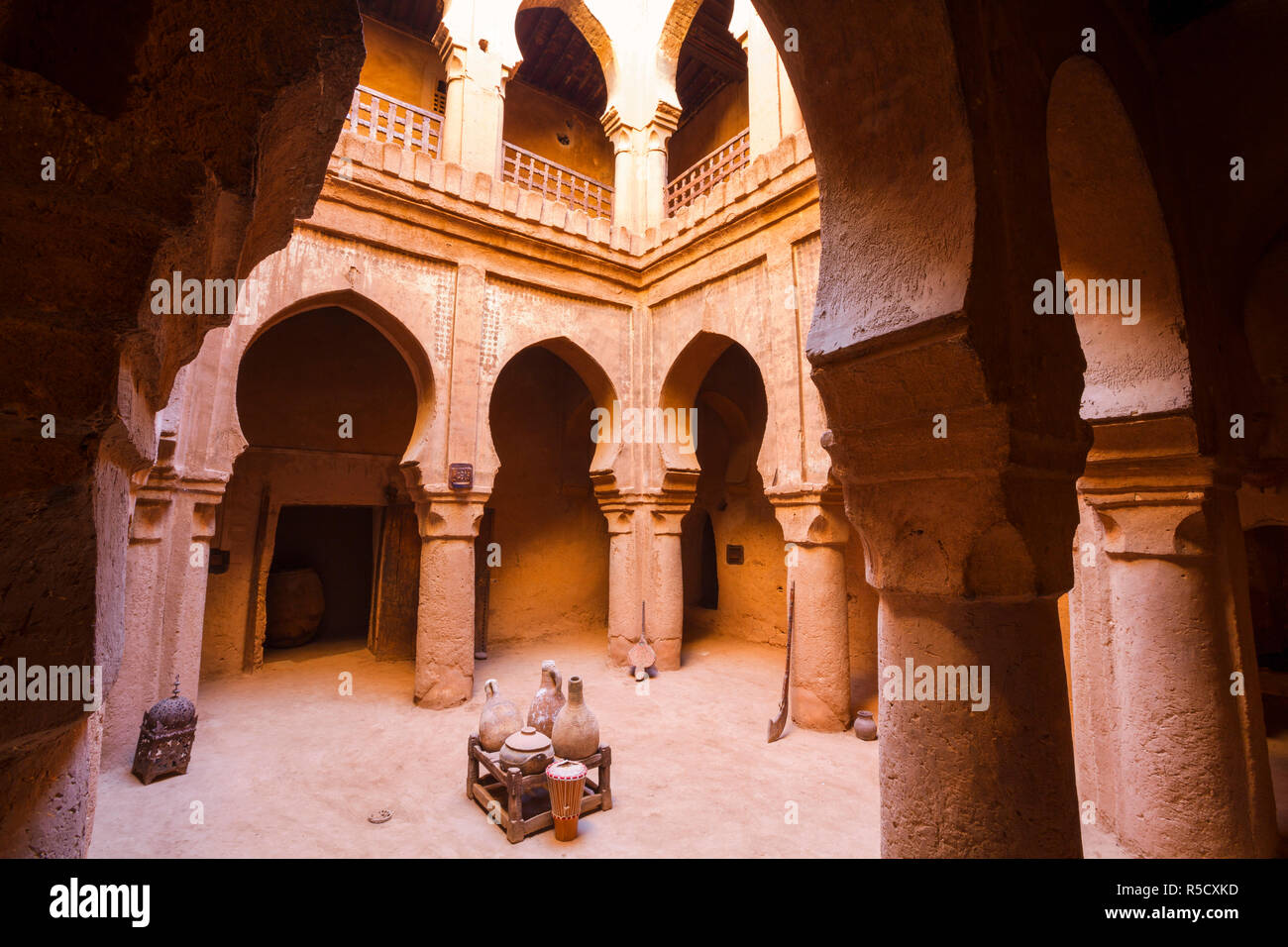 Reich verzierten Innenraum eines prächtigen Kasbah aus dem 16. Jahrhundert, Timiderte, Marokko Stockfoto
