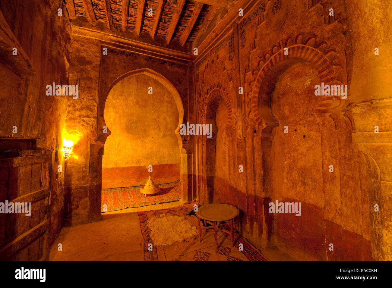Reich verzierten Innenraum eines prächtigen Kasbah aus dem 16. Jahrhundert, Timiderte, Marokko Stockfoto